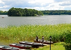 Die Insel Fischers Werder im großen Lychen See vom Fischerhof gesehen. : Insel, Angelboote, Kinder, Schilf